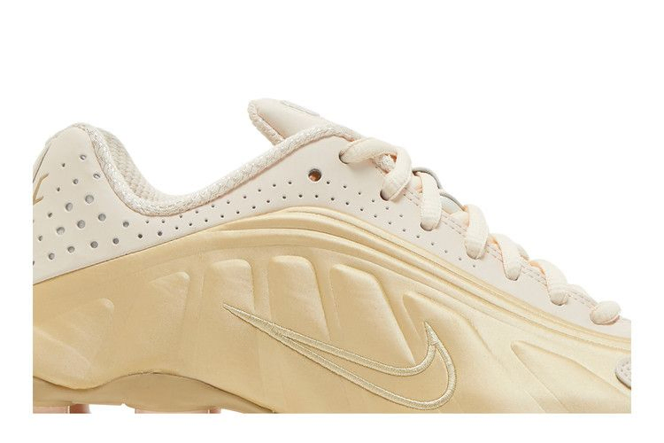 Кроссовки Nike Wmns Shox R4 'Guava Gold'