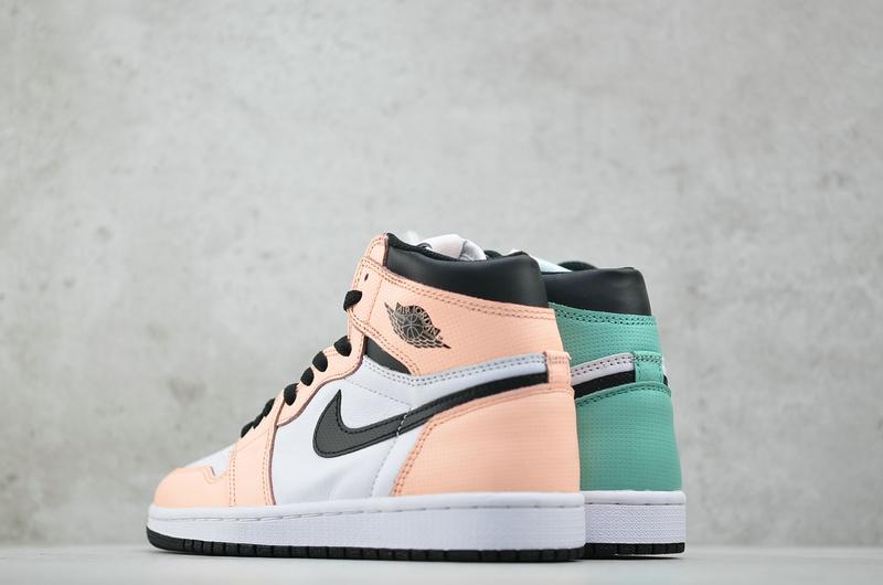 Кроссовки Wmns Air Jordan 1 Retro High Multi Color