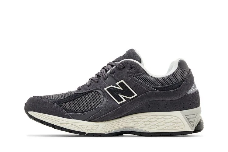 Krossovki-New-Balance-2002R-Monochrome-Suede-Pack-Grey-2