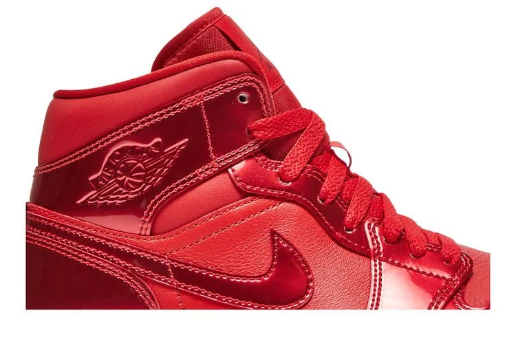 Кроссовки Wmns Air Jordan 1 Mid SE 'University Red Pomegranate'
