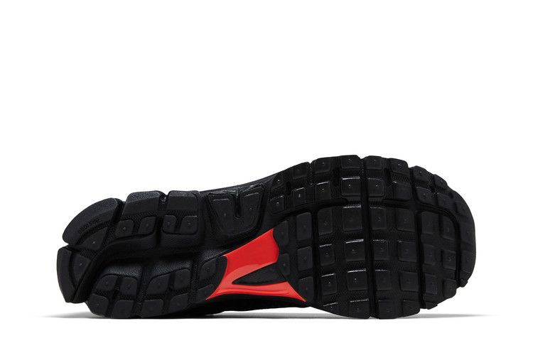 air-zoom-vomero-5-black-metallic-university-red-hv2527-002_03