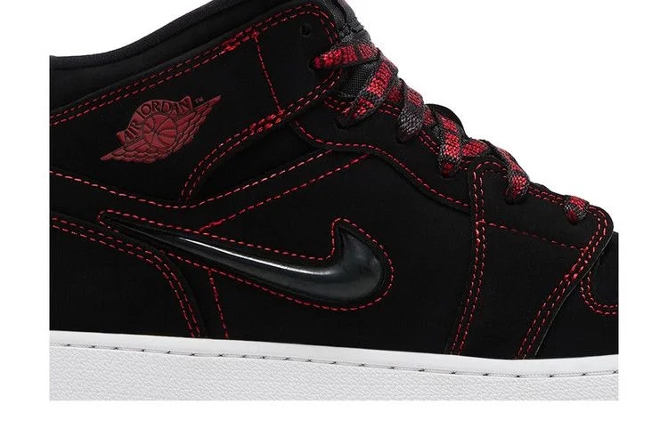 Krossovki-Air-Jordan-1-Mid-SE-GS-Fearless-1