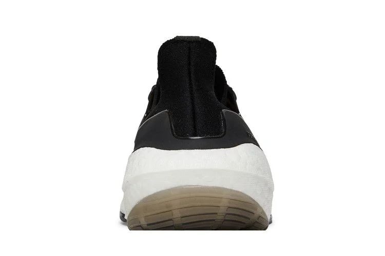 Krossovki-adidas-UltraBoost-22-Black-White-6