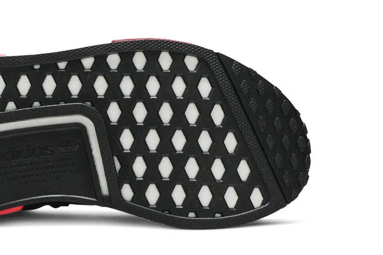 Кроссовки Adidas Wmns NMD_R1 'Black Scarlet'