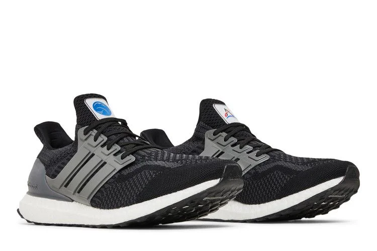 Krossovki-NASA-x-adidas-UltraBoost-DNA-Black-Carbon-7