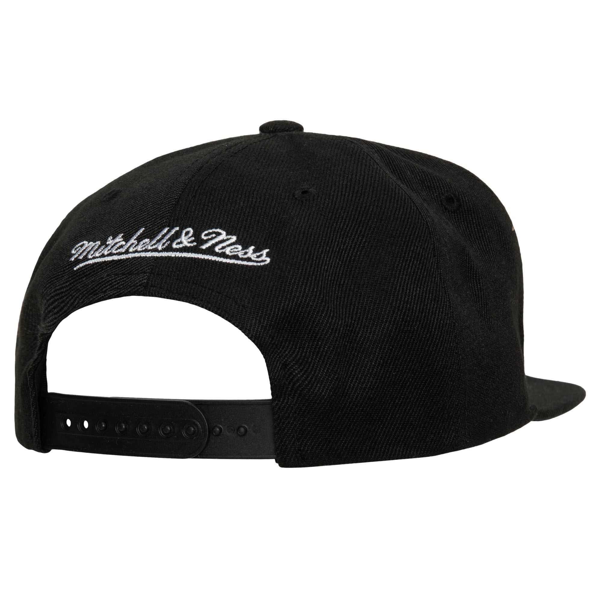 Mitchell-Ness-XL-BWG-Snapback-Detroit-Pistons-Hat-1