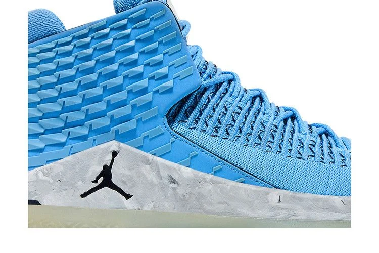 Krossovki-Air-Jordan-32-UNC-Clear-Outsole-1