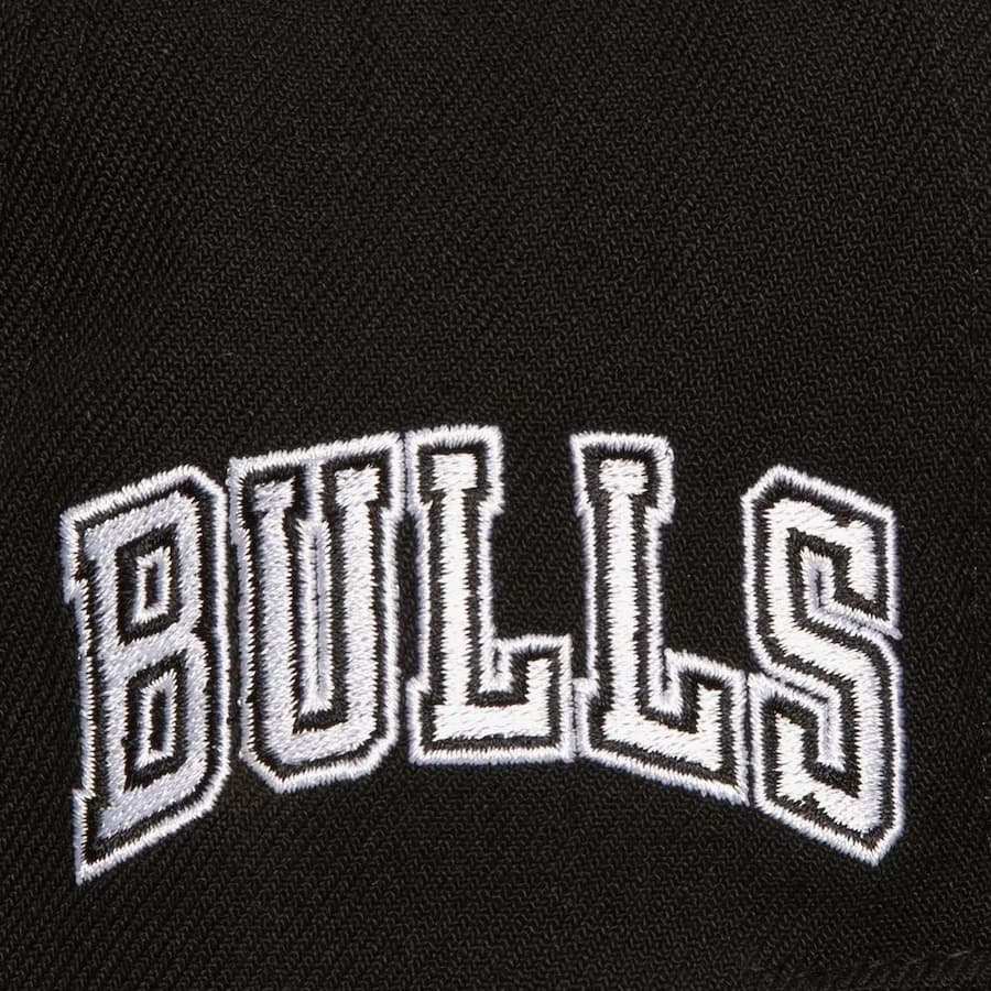 Бейсболка Mitchell & Ness Black White Chicago Bulls Evergreen OG Snapback Hat