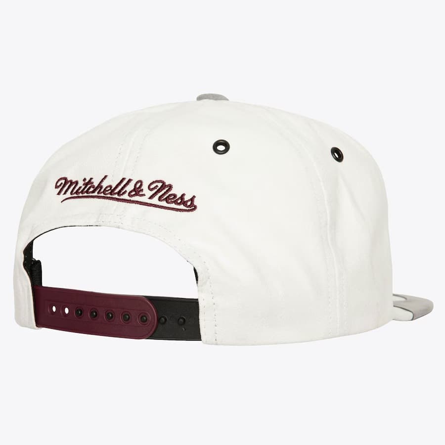 Бейсболка Mitchell & Ness White Gray Chicago Bulls Day 4 Snapback Hat