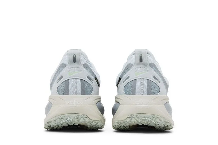 Кроссовки Nike Vomero 18 GORE-TEX Reflective 'Pure Platinum Metallic Silver'
