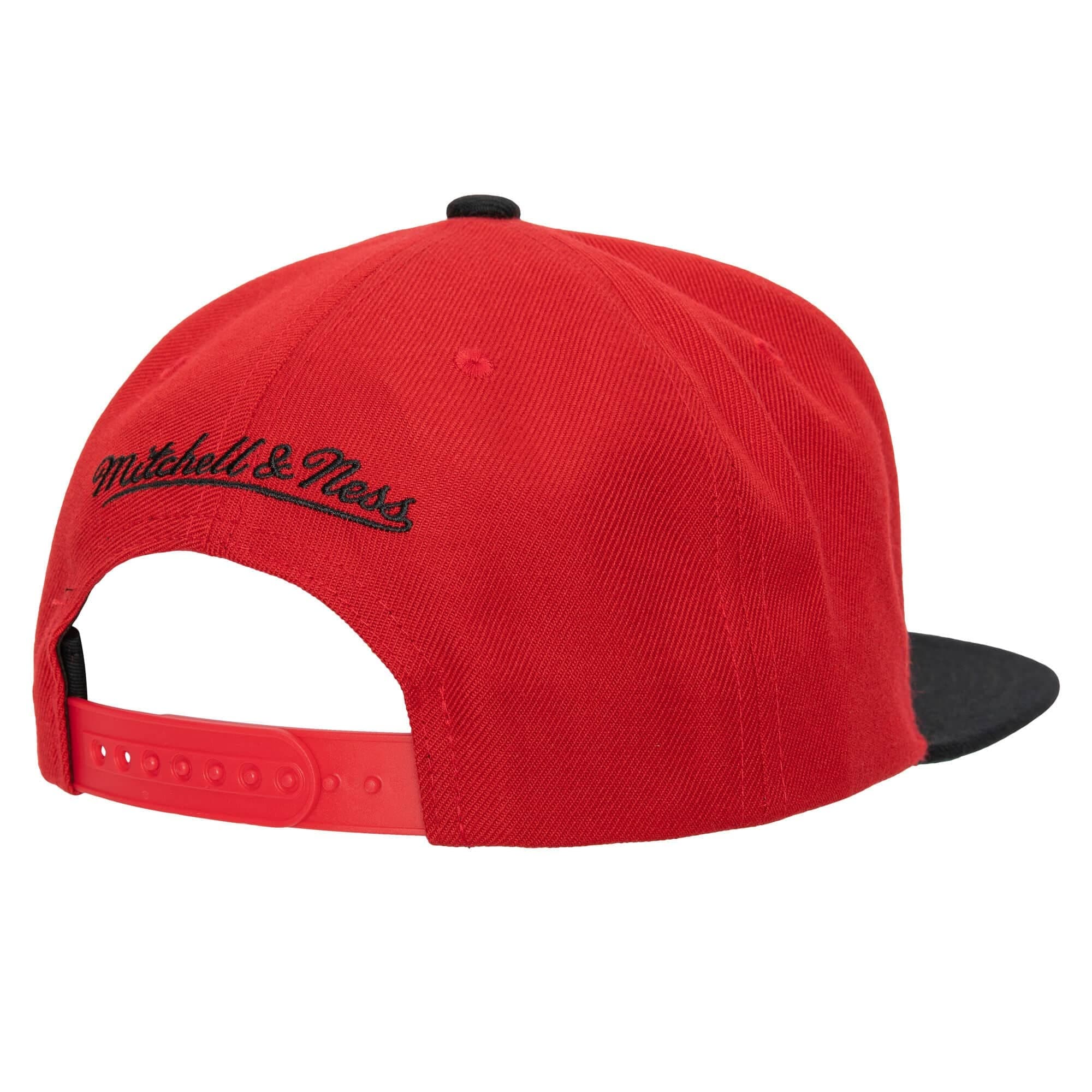 Mitchell-Ness-Team-2-Tone-2.0-Snapback-HWC-Miami-Heat-Hat-1