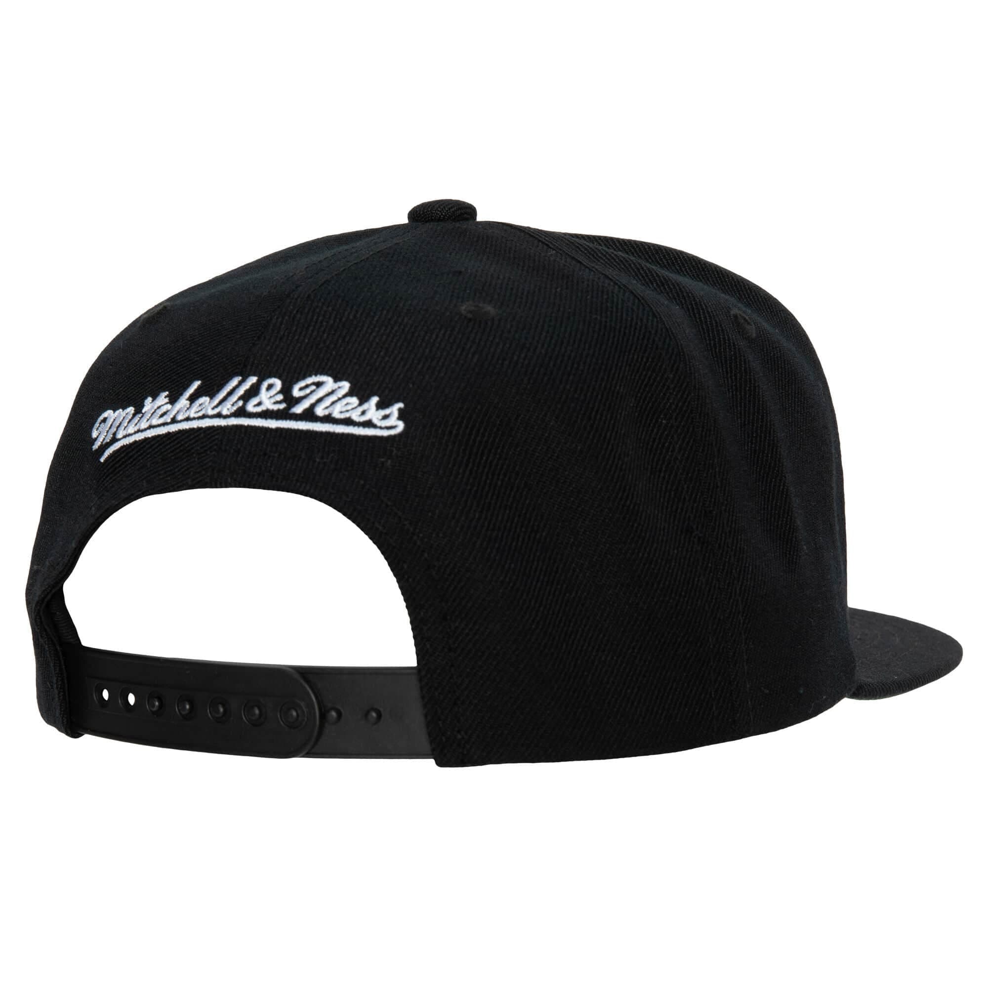 Mitchell-Ness-Team-Script-2.0-Snapback-Milwaukee-Bucks-Hat-1