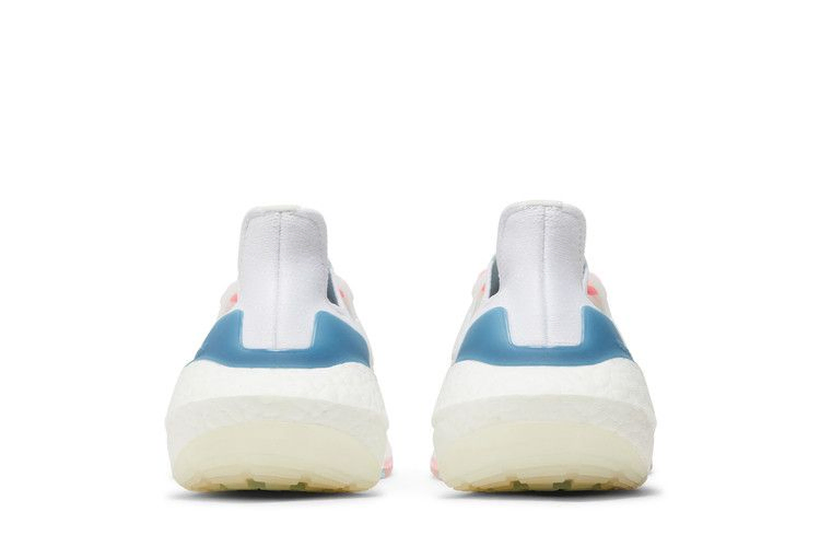 wmns-ultraboost-22-white-almost-blue-gx5929_05