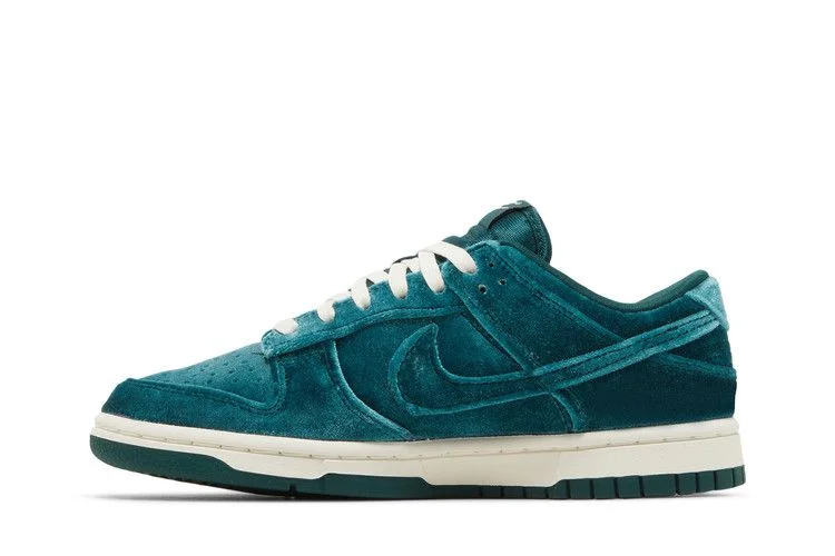 Кроссовки Nike Wmns Dunk Low 'Green Velvet'
