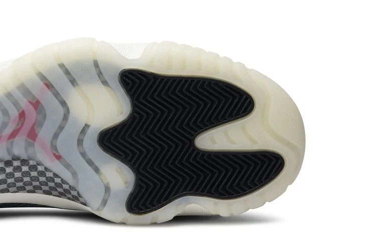 Krossovki-Air-Jordan-11-Retro-Low-Light-Bone-Snakeskin-3