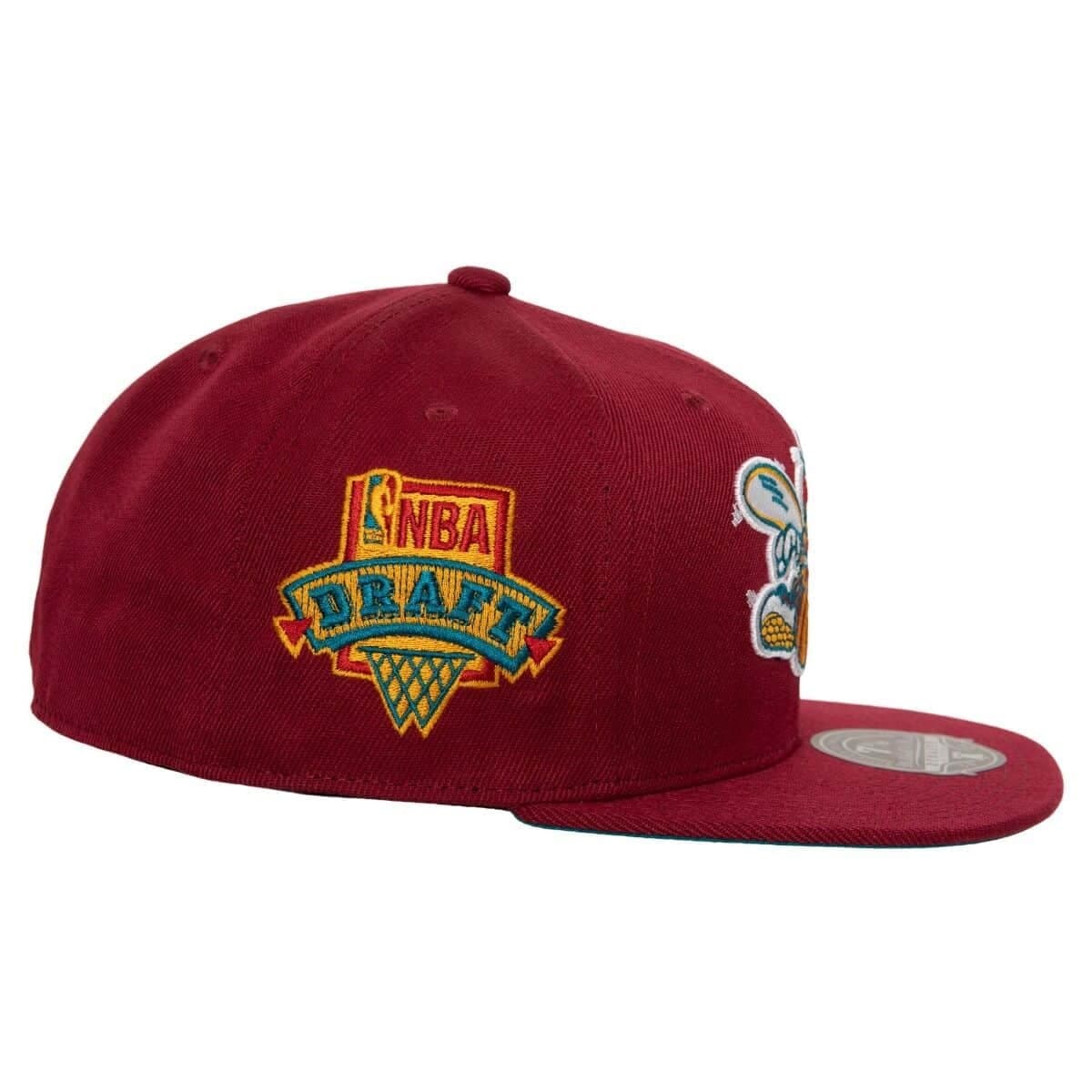 Бейсболка Mitchell & Ness Northern Lights Fitted HWC Charlotte Hornets Hat