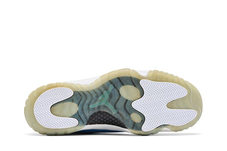 air-jordan-11-retro-pantone-689479-405_03