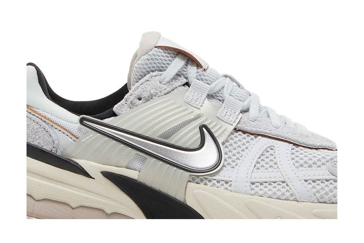 Кроссовки Nike Wmns V2K Run 'Pure Platinum Chrome'