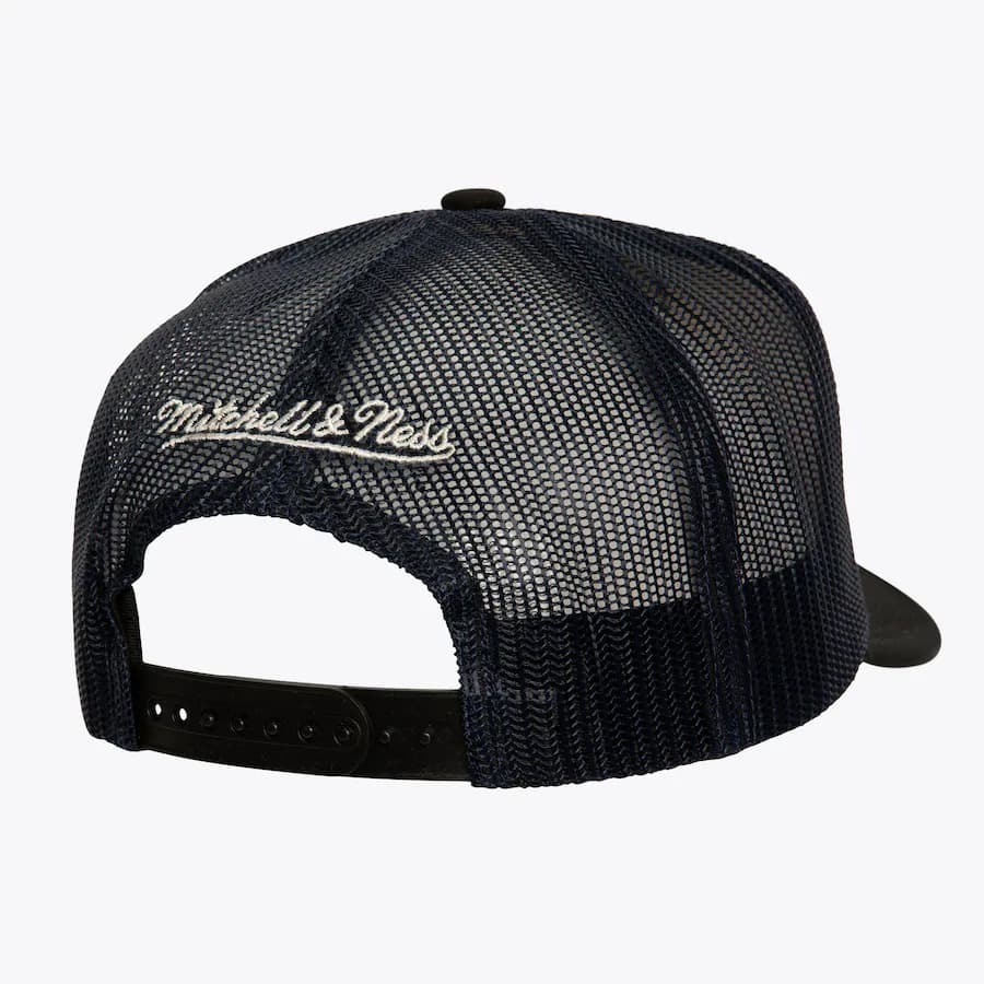 Бейсболка Mitchell & Ness White Los Angeles Raiders Gridiron Classics Bases Loaded Trucker Snapback Hat