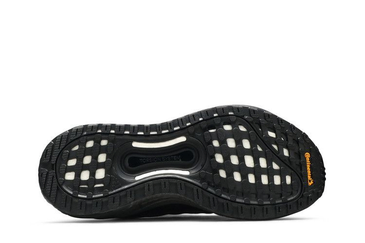 karlie-kloss-x-wmns-solarglide-triple-black-fw6773_03