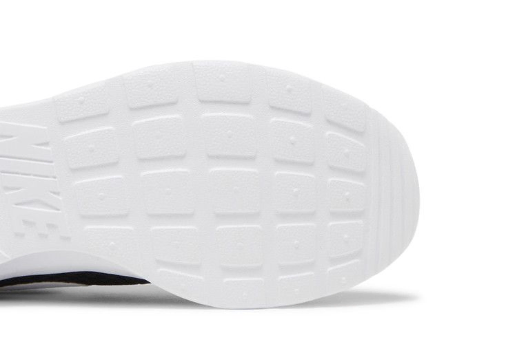 wmns-tanjun-black-white-dj6257-004_04