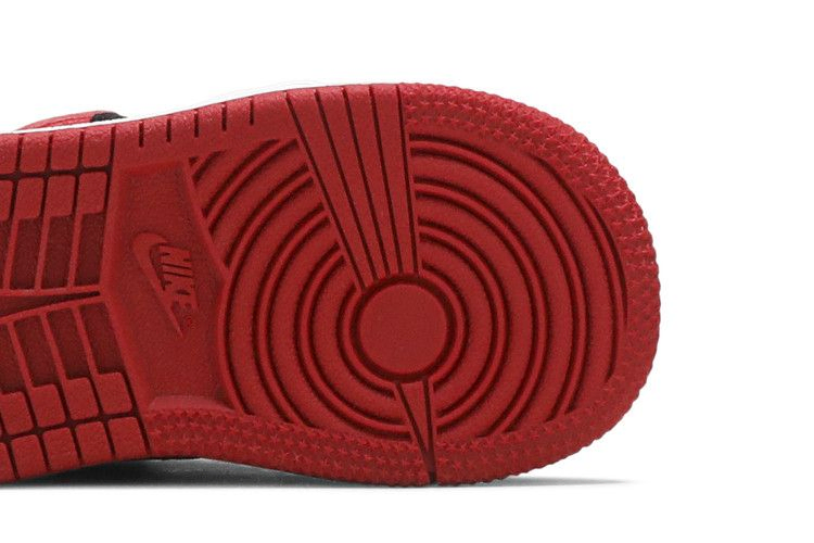 air-jordan-1-mid-td-banned-640735-074_04