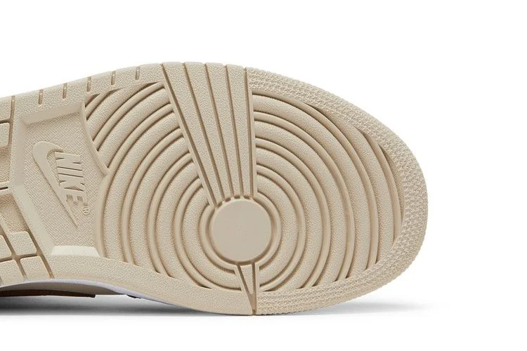 Кроссовки Wmns Air Jordan 1 Mid SE 'Cream Dark Chocolate'
