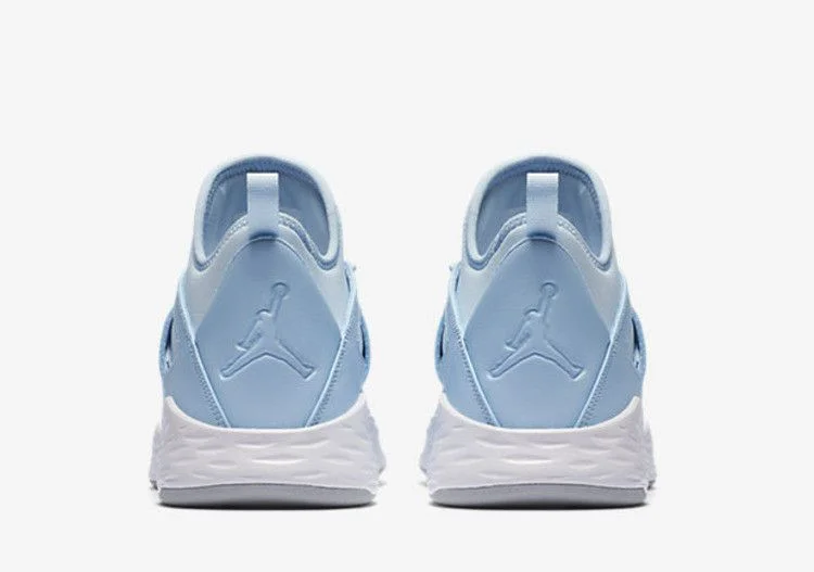 Krossovki-Air-Jordan-Formula-23-Ice-Blue-3