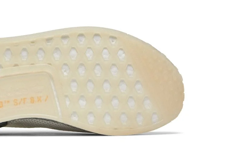 Krossovki-NASA-x-adidas-NMD_R1-Spectoo-Footwear-White-4