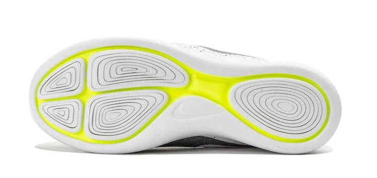 Krossovki-Nike-LunarCharge-Essential-Speckle-3