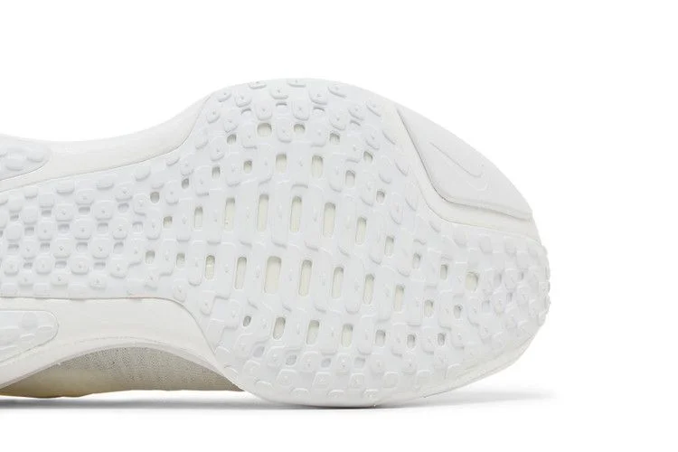 Кроссовки Nike Wmns ZoomX Invincible 3 'White Photon Dust'