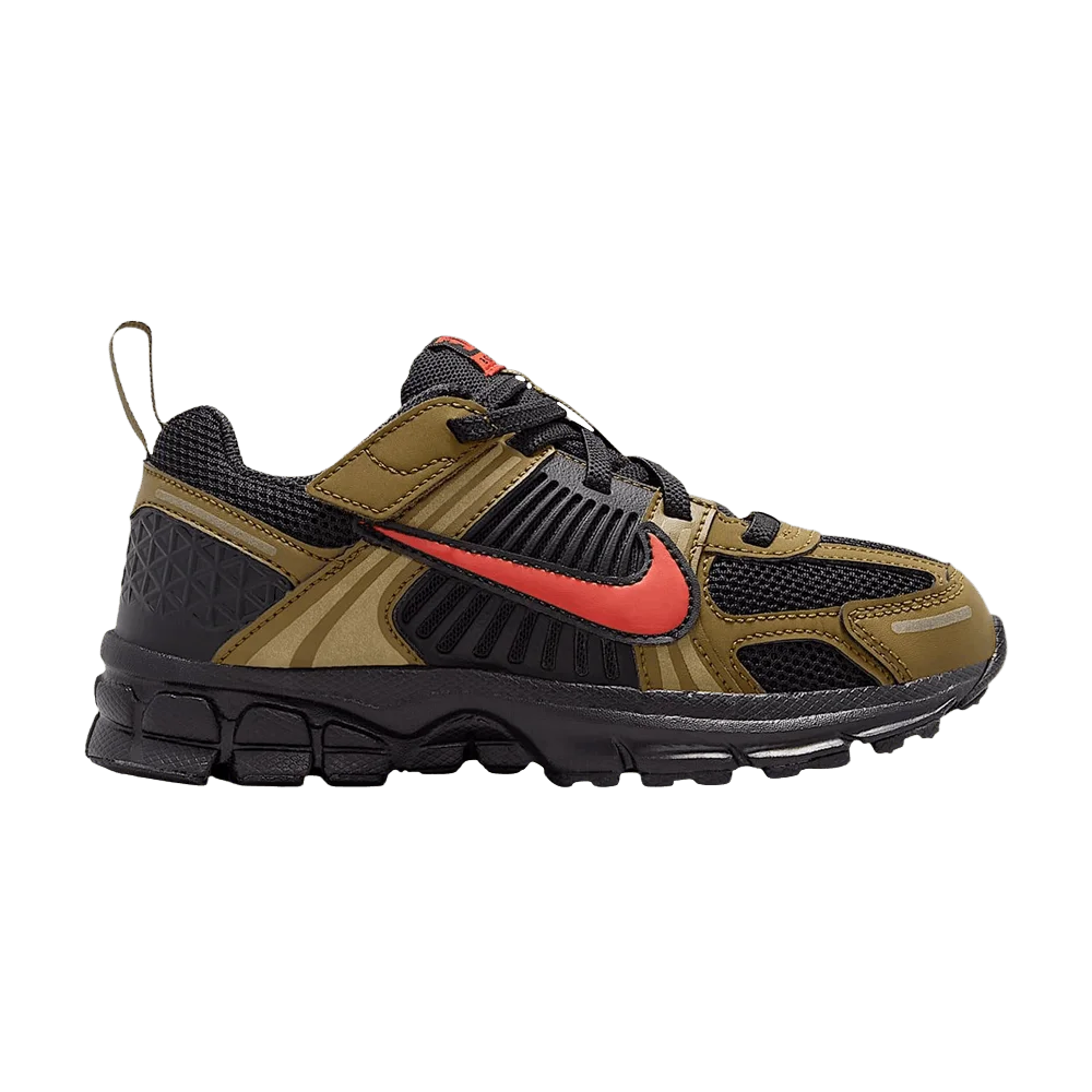 Krossovki-Nike-Vomero-5-PS-BlackOlive-FlakQuantum-MossPicante-Red