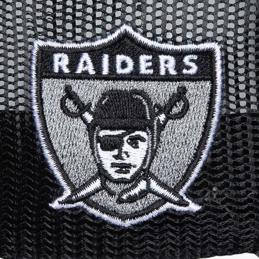 Бейсболка Mitchell & Ness Black Oakland Raiders Gridiron Classics Satin Snapback Trucker Hat