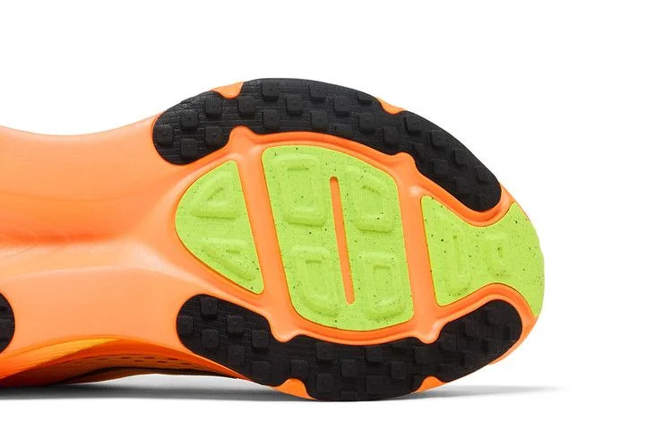 Кроссовки Nike Vomero 18 'Orange Chalk'