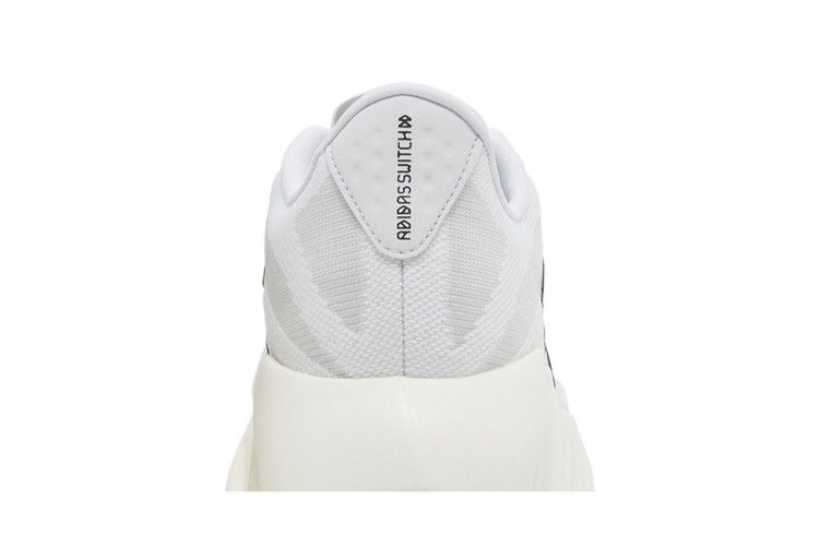switch-fwd-white-black-id1781_06