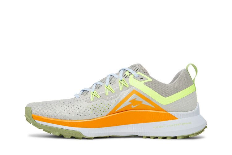 react-pegasus-trail-4-light-iron-ore-volt-dj6158-002_02