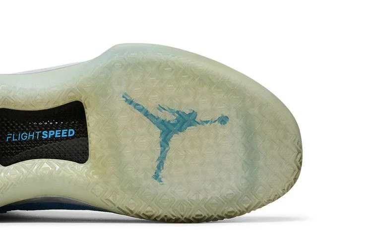 Krossovki-Air-Jordan-32-UNC-Clear-Outsole-4