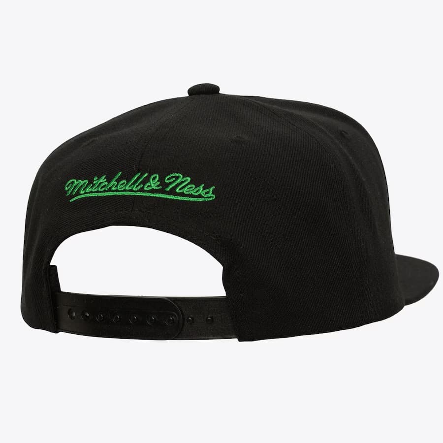 Бейсболка Mitchell & Ness Black Philadelphia Eagles Oversweep Snapback Hat