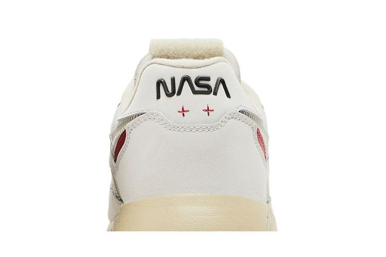 Кроссовки NASA x Reebok Classic Leather Hexalite 'Artifact Transfer Program'