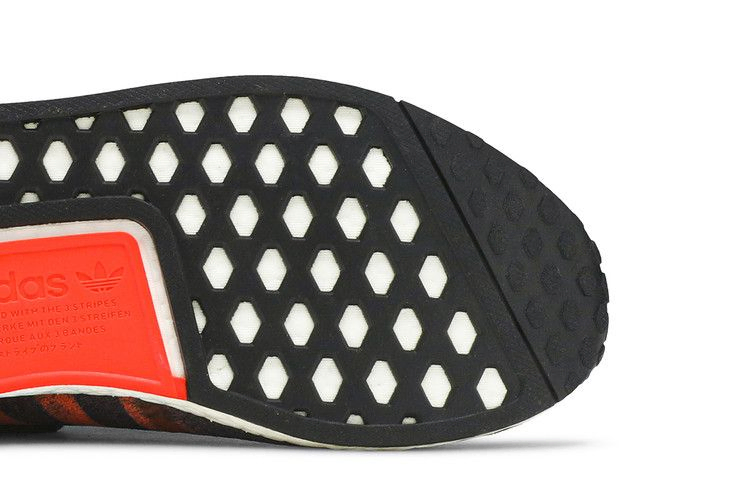 nmd_r1-black-solar-red-g27917_04