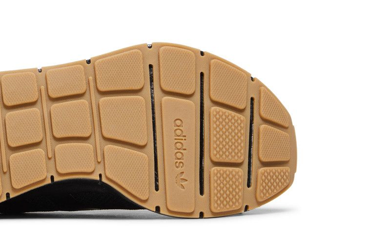 Кроссовки adidas Swift Run 'Black Gum'
