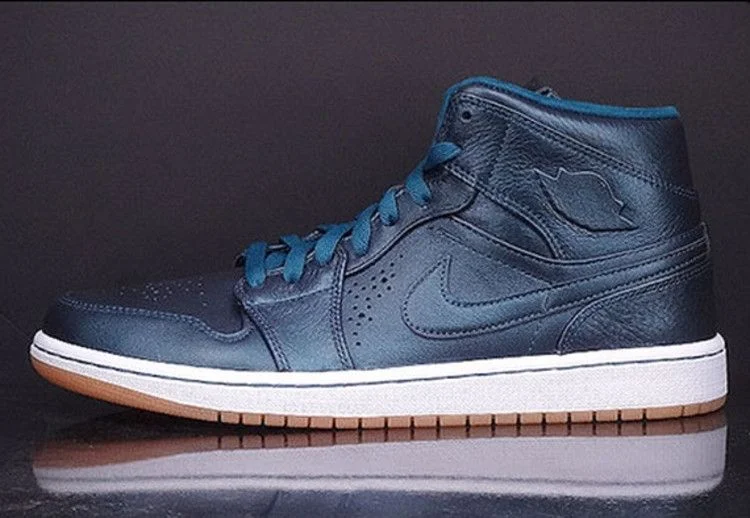 Krossovki-Air-Jordan-1-Mid-Nouveau-Space-Blue-1