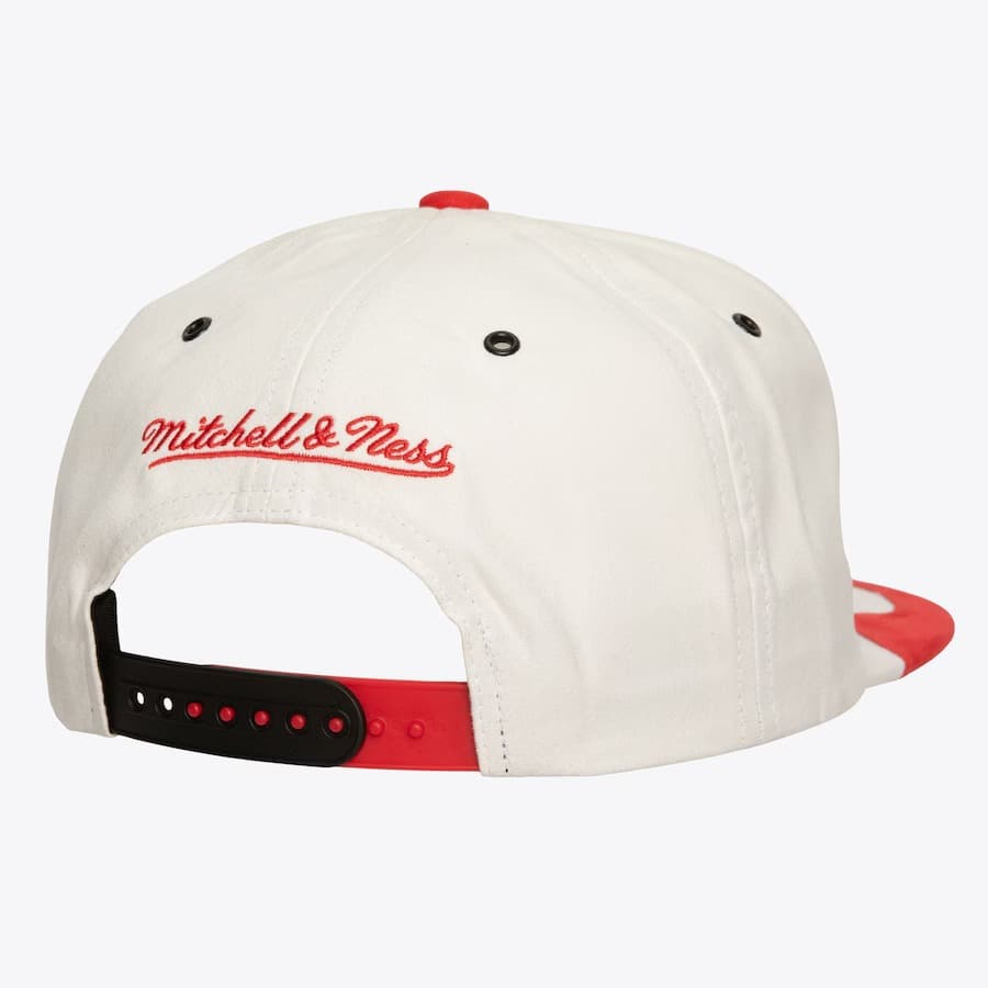 Бейсболка Mitchell & Ness White Chicago Bulls Day 4 Snapback Hat
