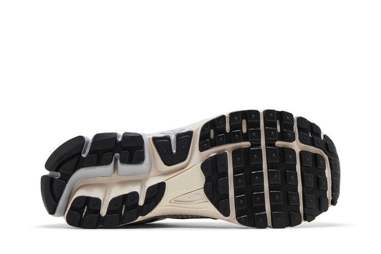 Кроссовки Nike Wmns Air Zoom Vomero 5 'Platinum Light Orewood Brown'