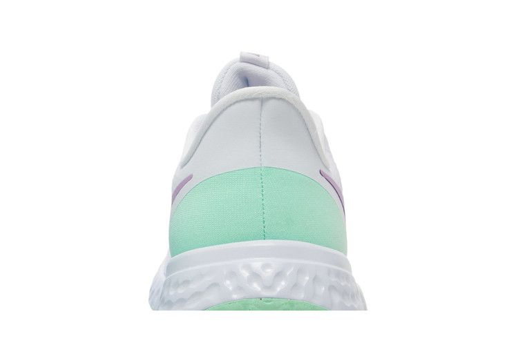 Кроссовки Nike Wmns Revolution 5 'White Green Glow Violet'