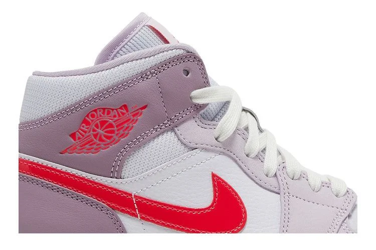 Кроссовки Wmns Air Jordan 1 Mid 'Valentine's Day'