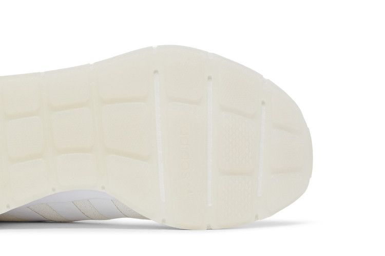 wmns-swift-run-x-cloud-white-fy2138_04