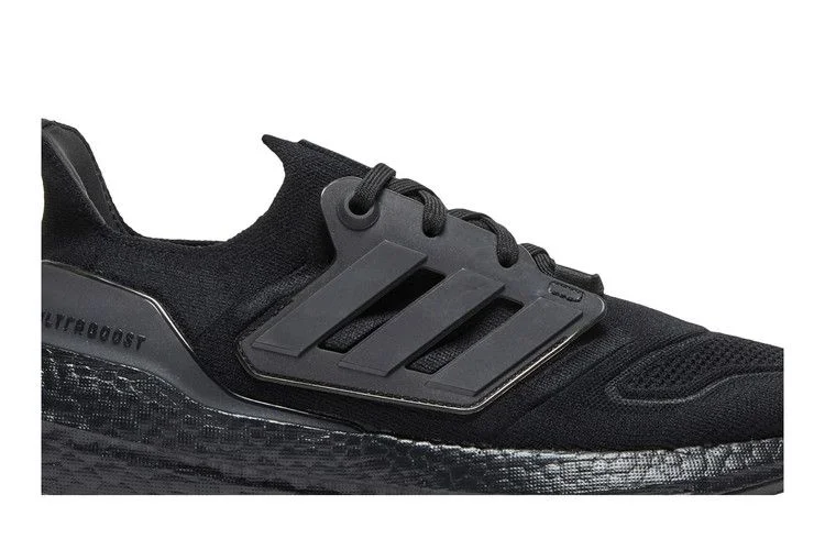 Krossovki-adidas-UltraBoost-22-Triple-Black-1