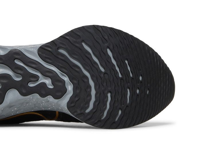 Кроссовки Nike React Infinity Run Flyknit 2 'Black Metallic Gold'