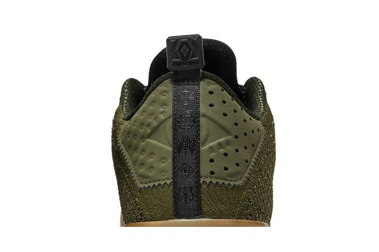 kobe-11-black-horse-824463-063_06
